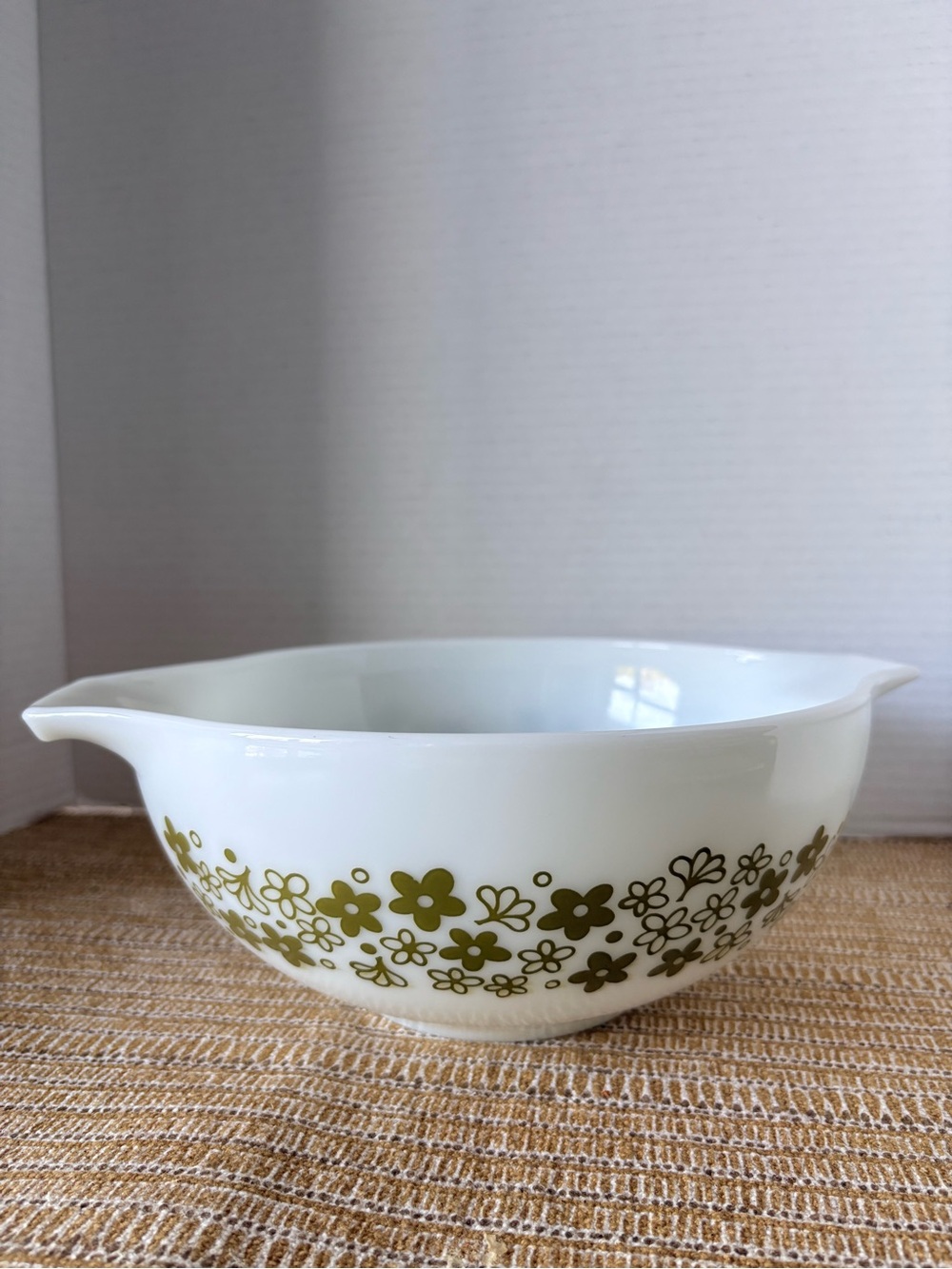 Vintage Pyrex Spring Blossom Crazy Daisy 2.5 Quart Mixing Bowl White Green #443